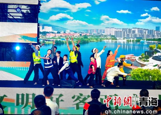 图为“文明好客西宁人”形象塑造主题宣传活动现场。 祁增蓓摄 图为“文明好客西宁人”形象塑造主题宣传活动现场。 祁增蓓摄