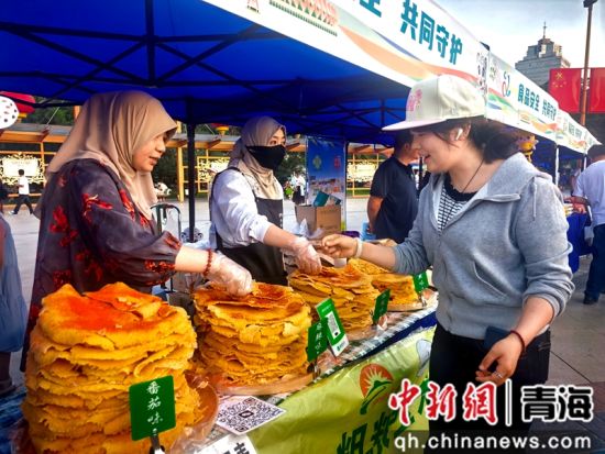 图为活动现场,市民品尝美食。 祁增蓓摄 图为活动现场,市民品尝美食。 祁增蓓摄