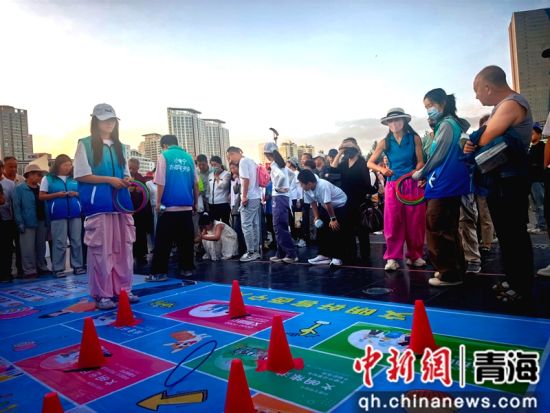 图为活动现场,市民参与游戏互动。 祁增蓓摄 图为活动现场,市民参与游戏互动。 祁增蓓摄