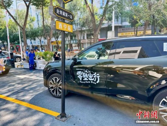 图为环保自驾公益活动发车现场。祁绣娟 摄 图为环保自驾公益活动发车现场。祁绣娟 摄