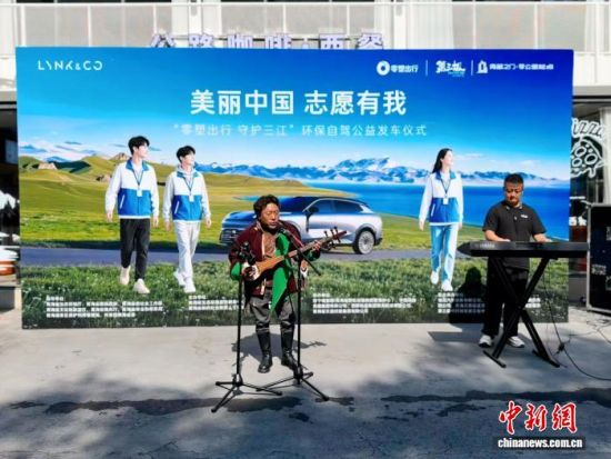 图为演员现场弹唱电视剧《生命树》歌曲。祁绣娟 摄 图为演员现场弹唱电视剧《生命树》歌曲。祁绣娟 摄