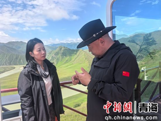 图为受邀出席活动人员在基层采访。李庆摄 图为受邀出席活动人员在基层采访。李庆摄