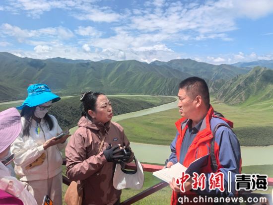 图为受邀出席活动人员在基层采访。李庆摄 图为受邀出席活动人员在基层采访。李庆摄