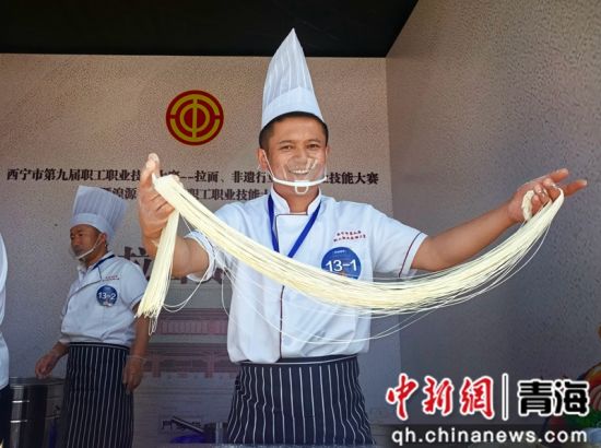 资料图为西宁市第九届职工职业技能大赛现场,选手正在进行拉面技艺比拼。 祁增蓓摄 资料图为西宁市第九届职工职业技能大赛现场,选手正在进行拉面技艺比拼。 祁增蓓摄