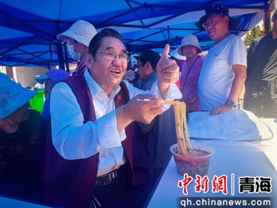 资料图为西宁市第九届职工职业技能大赛现场,民众正在品尝拉面。 祁增蓓摄 资料图为西宁市第九届职工职业技能大赛现场,民众正在品尝拉面。 祁增蓓摄
