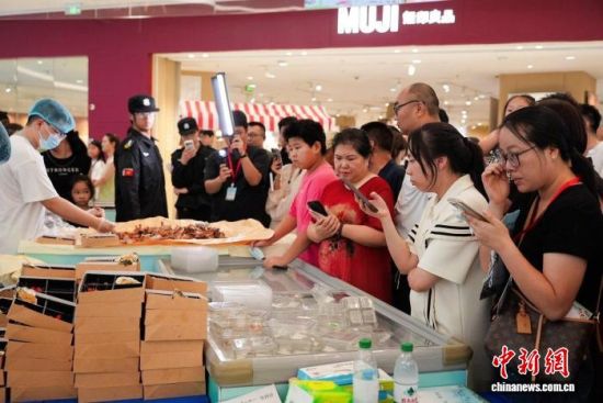 图为温州市民品尝格尔木农畜产品。谭丽 摄 图为温州市民品尝格尔木农畜产品。谭丽 摄