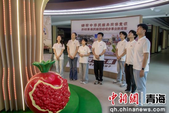 图为“铺路石·高原筑梦实践团”参访实践教育基地。中组部第26批援青博士服务团供图 图为“铺路石·高原筑梦实践团”参访实践教育基地。中组部第26批援青博士服务团供图