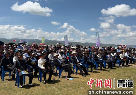 图为现场民众。盈月 摄 图为现场民众。盈月 摄