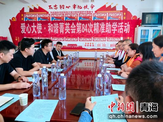 图为捐赠仪式现场。李君悦摄 图为捐赠仪式现场。李君悦摄