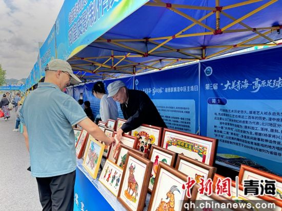 图为民众欣赏河湟皮影。祁绣娟 摄 图为民众欣赏河湟皮影。祁绣娟 摄