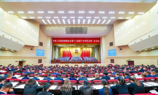 ͼΪ��Э��ʮ����������ίԱ���һ�λ������ຣʡ�������Ŀ�Ļ����������˾����