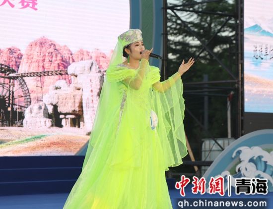 图为参数选手参加原生态歌曲比赛。 张忠苹 摄 图为参数选手参加原生态歌曲比赛。 张忠苹 摄