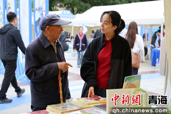 图为民众在西部书展挑选书籍。青海出版传媒集团 供图 图为民众在西部书展挑选书籍。青海出版传媒集团 供图