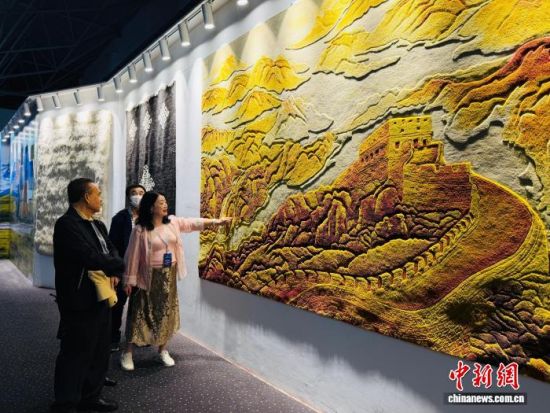 图为外宾参观藏毯企业。孙睿 摄 图为外宾参观藏毯企业。孙睿 摄