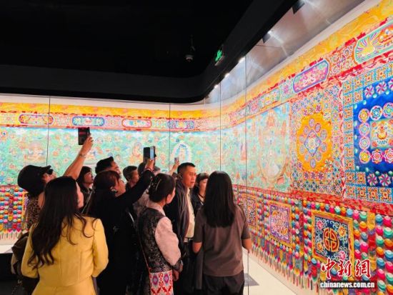 图为外宾在青海省藏文化博物院内参观。孙睿 摄 图为外宾在青海省藏文化博物院内参观。孙睿 摄