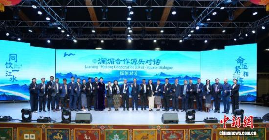 图为参加会议的嘉宾在活动现场留影。李隽 摄 图为参加会议的嘉宾在活动现场留影。李隽 摄