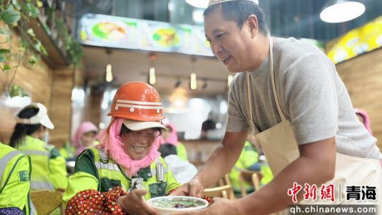 图为店主马延红给环卫工端面。孙睿 摄 图为店主马延红给环卫工端面。孙睿 摄