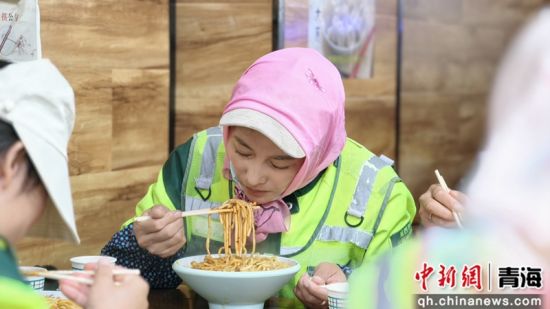 图为环卫工吃早餐。孙睿 摄 图为环卫工吃早餐。孙睿 摄