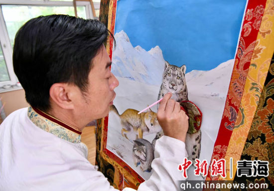 图为完德尖措进行画作。黄南州总工会 供图 图为完德尖措和徒弟调制颜料。黄南州总工会 供图 图为完德尖措给学生讲解唐卡。黄南州总工会 供图 图为完德尖措进行画作。黄南州总工会 供图 图为完德尖措和徒弟调制颜料。黄南州总工会 供图 图为完德尖措给学生讲解唐卡。黄南州总工会 供图