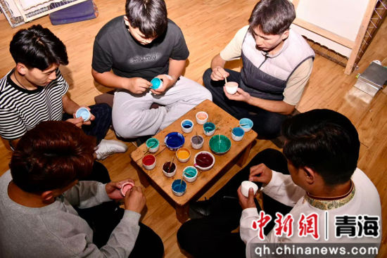 图为完德尖措和徒弟调制颜料。黄南州总工会 供图 图为完德尖措和徒弟调制颜料。黄南州总工会 供图