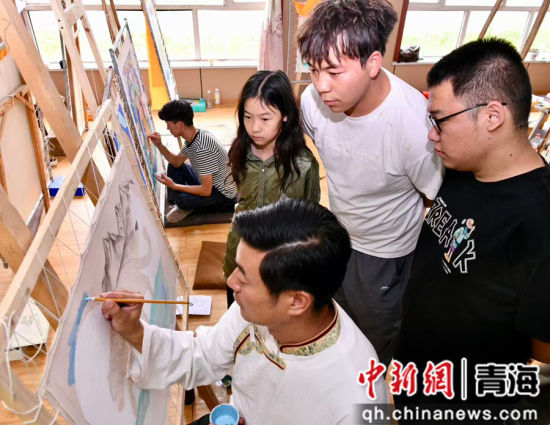 图为完德尖措给学生讲解唐卡。黄南州总工会 供图 图为完德尖措给学生讲解唐卡。黄南州总工会 供图