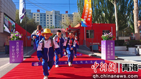 图为都兰县迎来秋季开学日。都兰县委宣传部 供图 图为都兰县迎来秋季开学日。都兰县委宣传部 供图