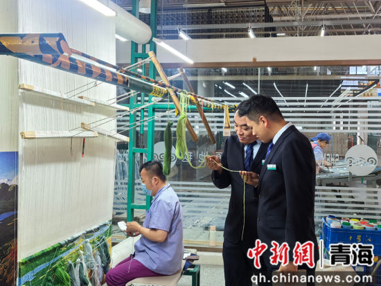 图为农行黄河路支行客户经理对藏毯工艺及企业情况开展调查。陈花芸摄 图为农行黄河路支行客户经理对藏毯工艺及企业情况开展调查。陈花芸摄