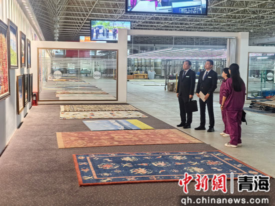 图为农行黄河路支行客户经理对藏毯工艺及企业情况开展调查。陈花芸摄 图为农行黄河路支行客户经理对藏毯工艺及企业情况开展调查。陈花芸摄