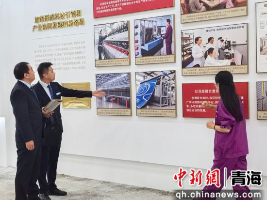 图为农行黄河路支行客户经理对藏毯工艺及企业情况开展调查。陈花芸摄 图为农行黄河路支行客户经理对藏毯工艺及企业情况开展调查。陈花芸摄