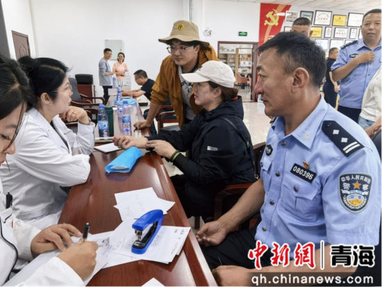 图为诊疗现场。可可西里自然保护区公安局供图 图为诊疗现场。可可西里自然保护区公安局供图