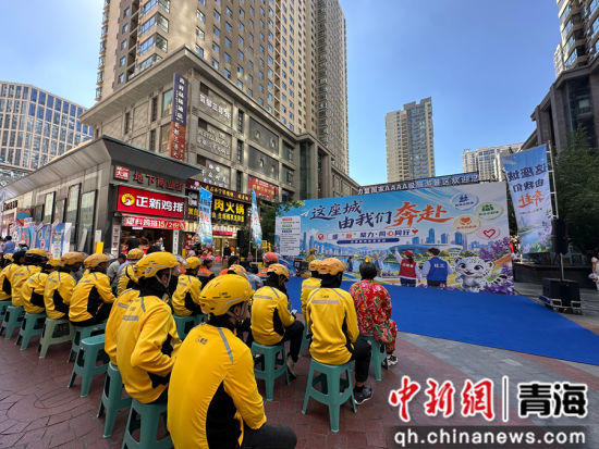图为“这座城,由我们奔赴”暖“新”聚力・同心同行志愿服务市集活动现场。 汪丽摄 图为“这座城,由我们奔赴”暖“新”聚力・同心同行志愿服务市集活动现场。 汪丽摄