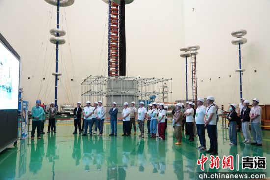 图为网络博主们参观青海省高海拔电力研究重点实验室特高压试验大厅。谢莉蓉 摄 图为网络博主们参观青海省高海拔电力研究重点实验室特高压试验大厅。谢莉蓉 摄