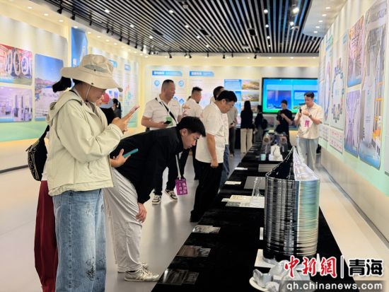 图为网络博主们参观青海省清洁能源发展展厅。孙睿 摄 图为网络博主们参观青海省清洁能源发展展厅。孙睿 摄
