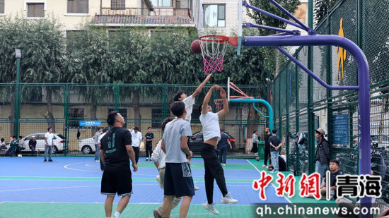 图为职工打篮球。西宁市总工会 供图 图为职工打篮球。西宁市总工会 供图
