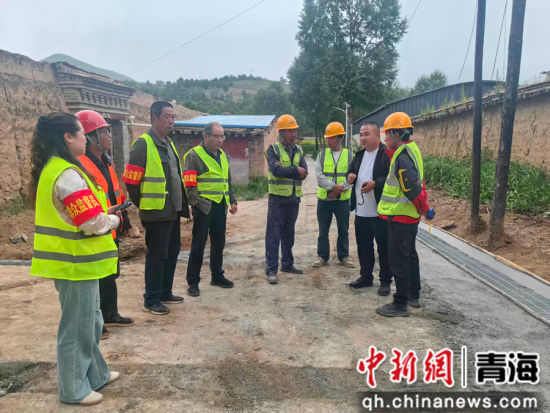 资料图为专业技术员对民众监督进行现场技术指导。 青海省交通运输厅供图 资料图为专业技术员对民众监督进行现场技术指导。 青海省交通运输厅供图