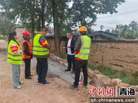 资料图为专业技术员对民众监督进行现场技术指导。 青海省交通运输厅供图 资料图为专业技术员对民众监督进行现场技术指导。 青海省交通运输厅供图