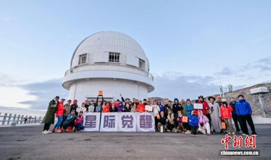 图为参赛者们在冷湖天文观测基地合影。袁振民 供图 图为参赛者们在冷湖天文观测基地合影。袁振民 供图