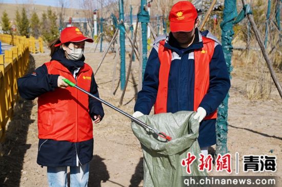 图为国家能源集团青海海北公司组织志愿者赴藏贡麻村开展环境卫生清理。 国能青海海北公司供图 图为国家能源集团青海海北公司组织志愿者赴藏贡麻村开展环境卫生清理。 国能青海海北公司供图