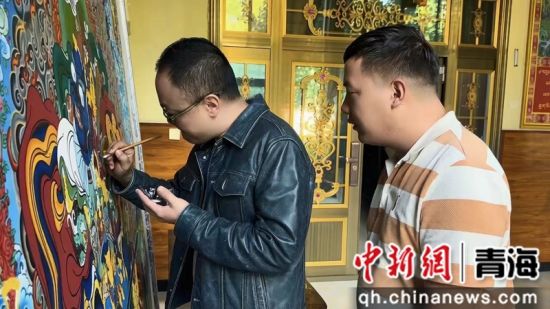 图为学徒正在给唐卡上色。同仁市委宣传部供图 图为学徒正在给唐卡上色。同仁市委宣传部供图