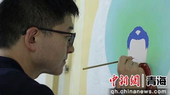 图为山东“热漂青年”画唐卡。同仁市委宣传部供图 图为山东“热漂青年”画唐卡。同仁市委宣传部供图