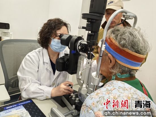 图为老人在医院进行检查。史秋梅 摄 图为老人在医院进行检查。史秋梅 摄