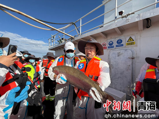 图为网络博主探访青海龙羊峡渔业养殖基地。孙睿 摄 图为网络博主探访青海龙羊峡渔业养殖基地。孙睿 摄