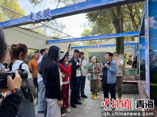 图为网络博主走访西宁野生动物园。孙睿 摄 图为网络博主走访西宁野生动物园。孙睿 摄