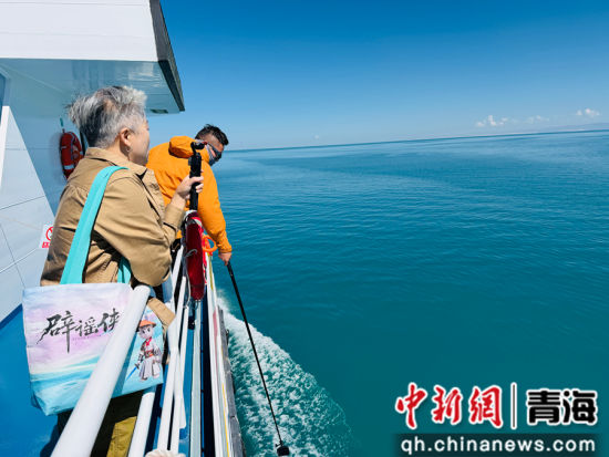 图为“辟谣侠”走进青海湖。孙睿 摄 图为“辟谣侠”走进青海湖。孙睿 摄