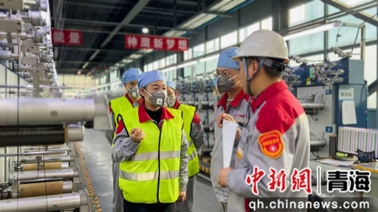 资料图为张鹏(右二)与一线岗位人员交流。 张瀚文摄 资料图为张鹏(右二)与一线岗位人员交流。 张瀚文摄