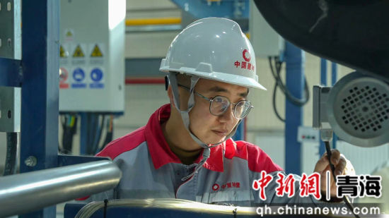 资料图为张鹏查看中控数据的习惯。 张瀚文摄 资料图为张鹏查看中控数据的习惯。 张瀚文摄