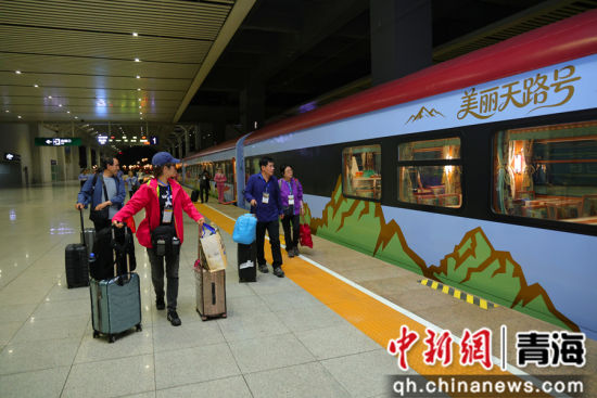 图为游客在西宁站站台准备上车。 青藏集团公司供图 图为游客在西宁站站台准备上车。 青藏集团公司供图