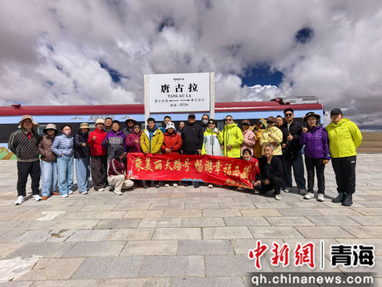 图为游客在唐古拉站打卡留念。 青藏集团公司供图 图为游客在唐古拉站打卡留念。 青藏集团公司供图