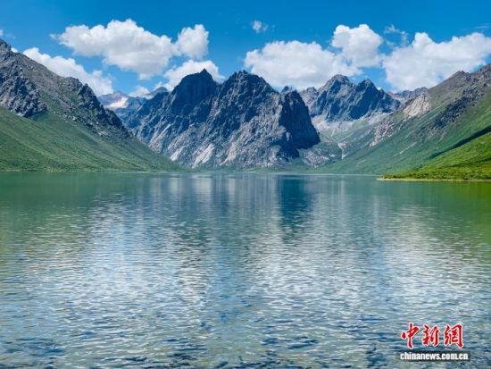 图为三江源腹地青海省果洛州年宝玉则。孙睿 摄 图为三江源腹地青海省果洛州年宝玉则。孙睿 摄