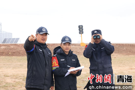 图为可可西里自然保护区公安局民辅警巡山现场。可可西里自然保护区公安局供图 图为可可西里自然保护区公安局民辅警巡山现场。可可西里自然保护区公安局供图